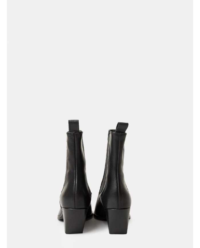 Elena Iachi Texano in pelle