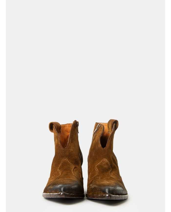 Elena Iachi Texano in camoscio