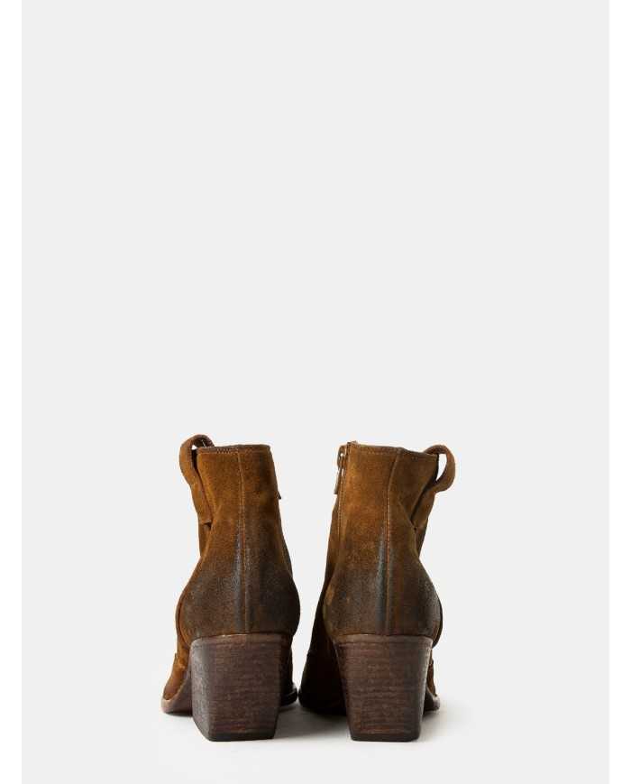 Elena Iachi Texano in camoscio