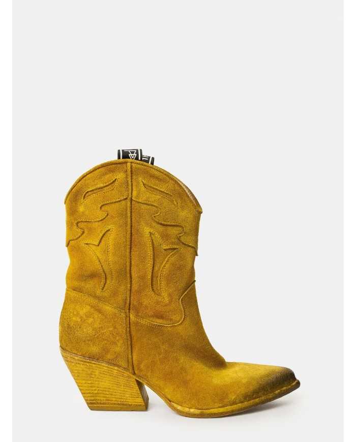 Elena Iachi Texano in camoscio