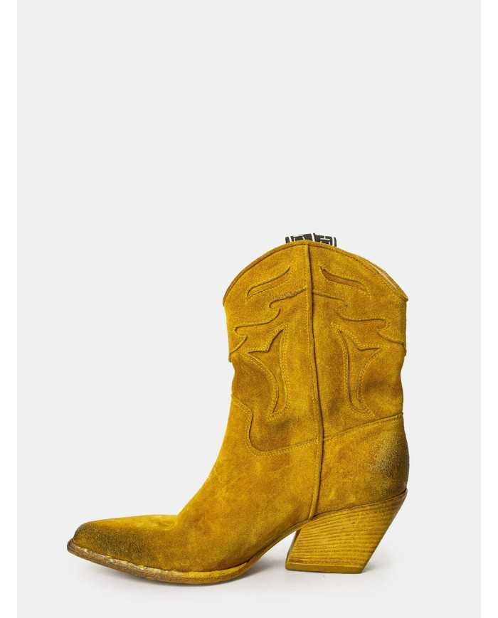 Elena Iachi Texano in camoscio