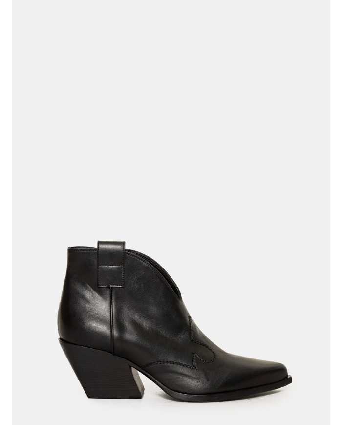 Elena Iachi Texano in pelle