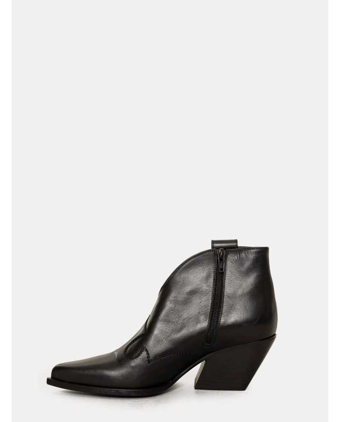 Elena Iachi Texano in pelle