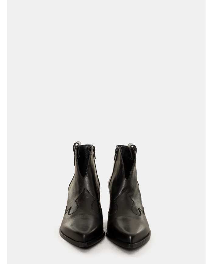 Elena Iachi Texano in pelle