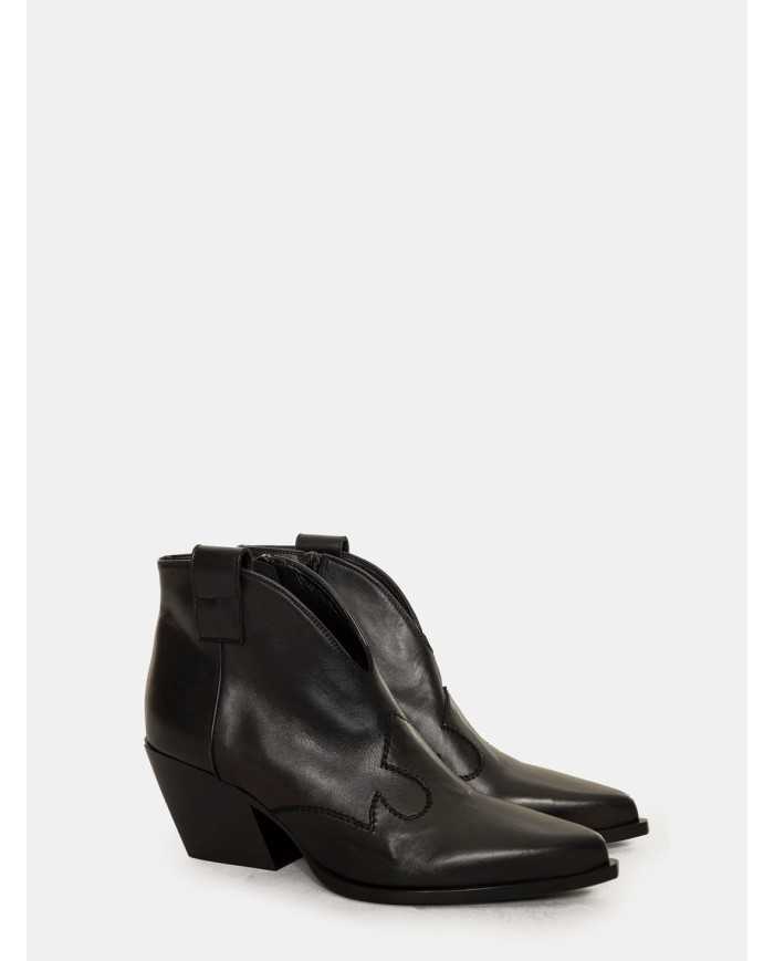 Elena Iachi Texano in pelle