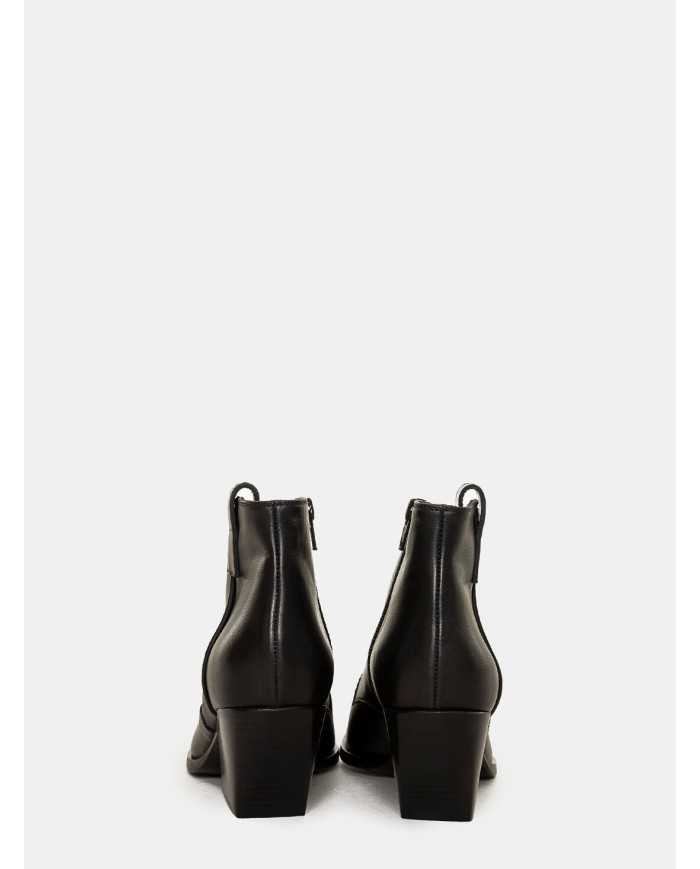 Elena Iachi Texano in pelle