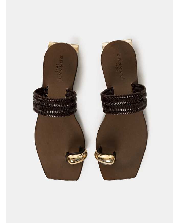 DONNARì Sandalo flat con accessorio anello