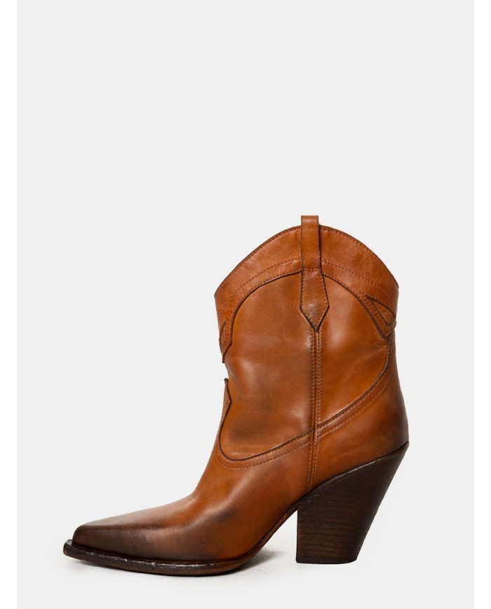 Elena Iachi Texano in pelle