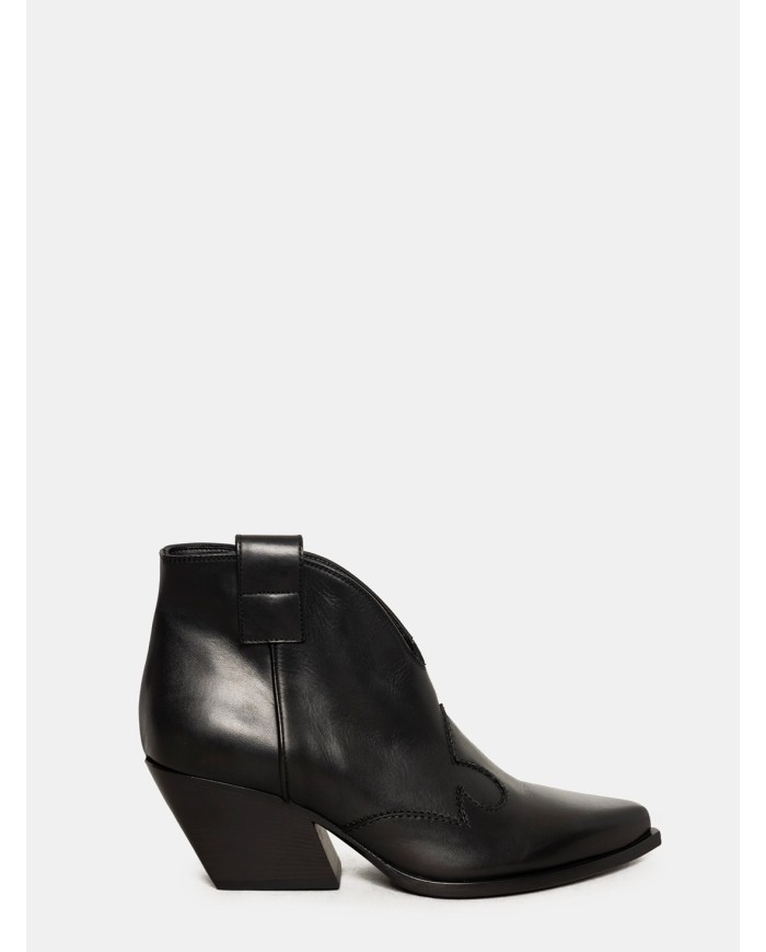 Elena Iachi Texano in pelle