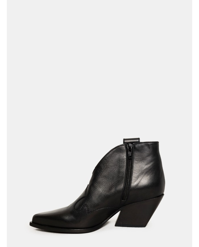 Elena Iachi Texano in pelle