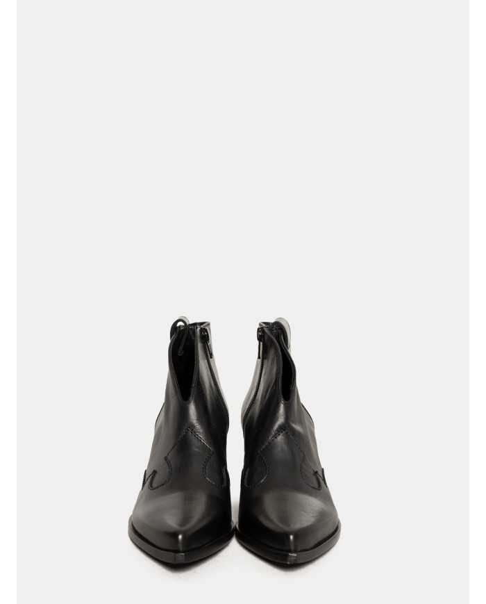 Elena Iachi Texano in pelle