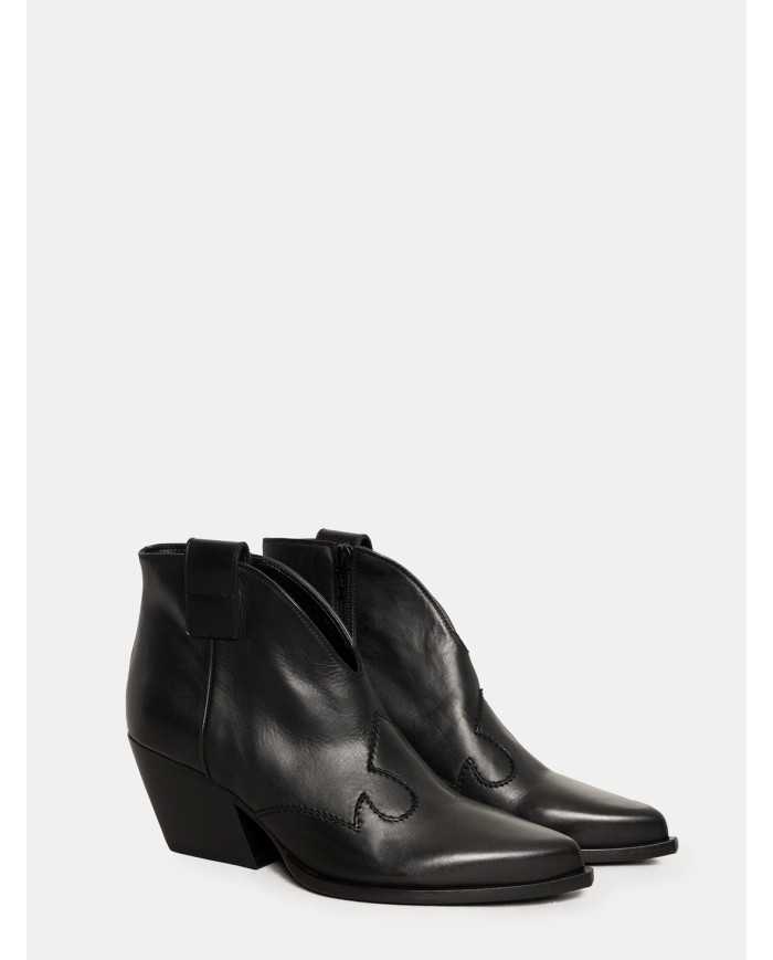 Elena Iachi Texano in pelle