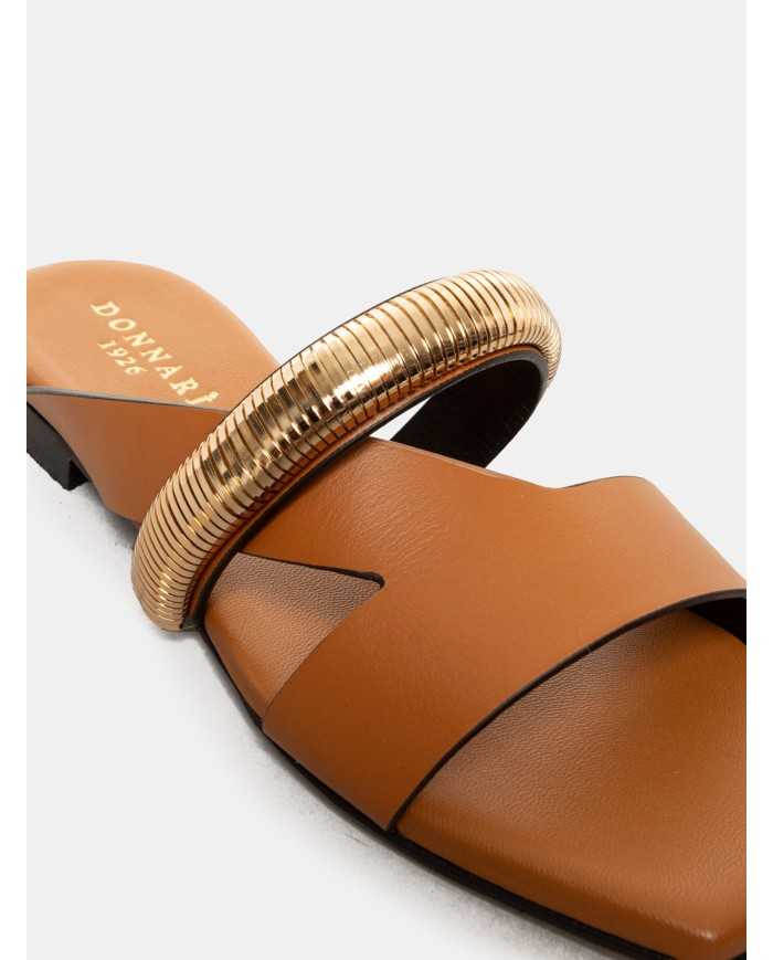 DONNARì Sandalo flat con accessorio