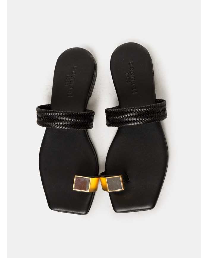 DONNARì Sandalo infradito in pelle con accessorio anello