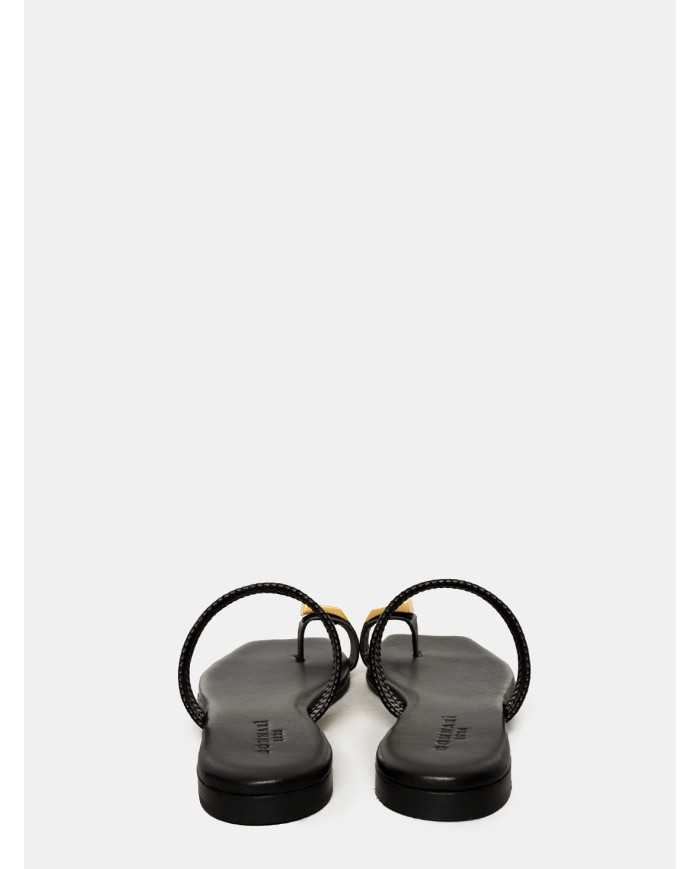 DONNARì Sandalo infradito in pelle con accessorio anello