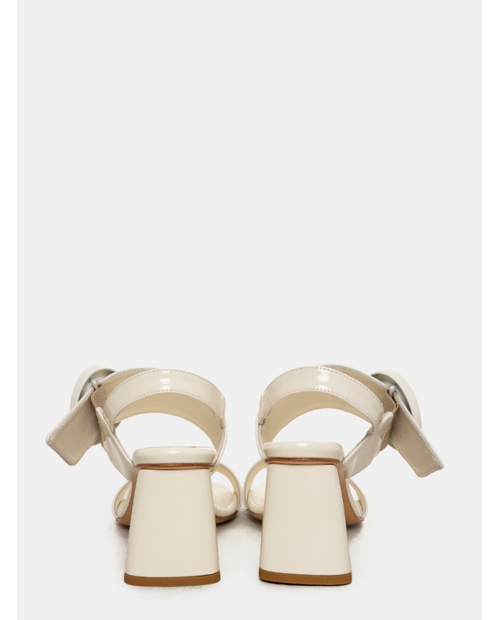 mara bini Sandalo in vernice