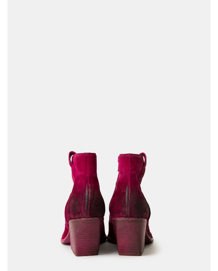 Elena Iachi Texano in camoscio