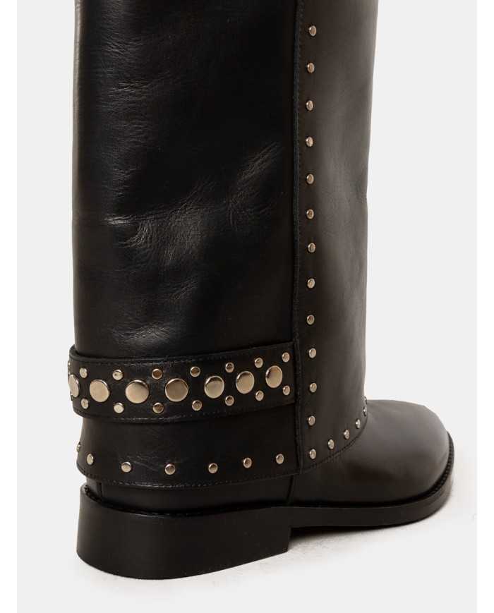 Strategia Stivale a tubo con borchie